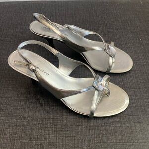 Bandolino Silver slingback pumps with big jewel 8